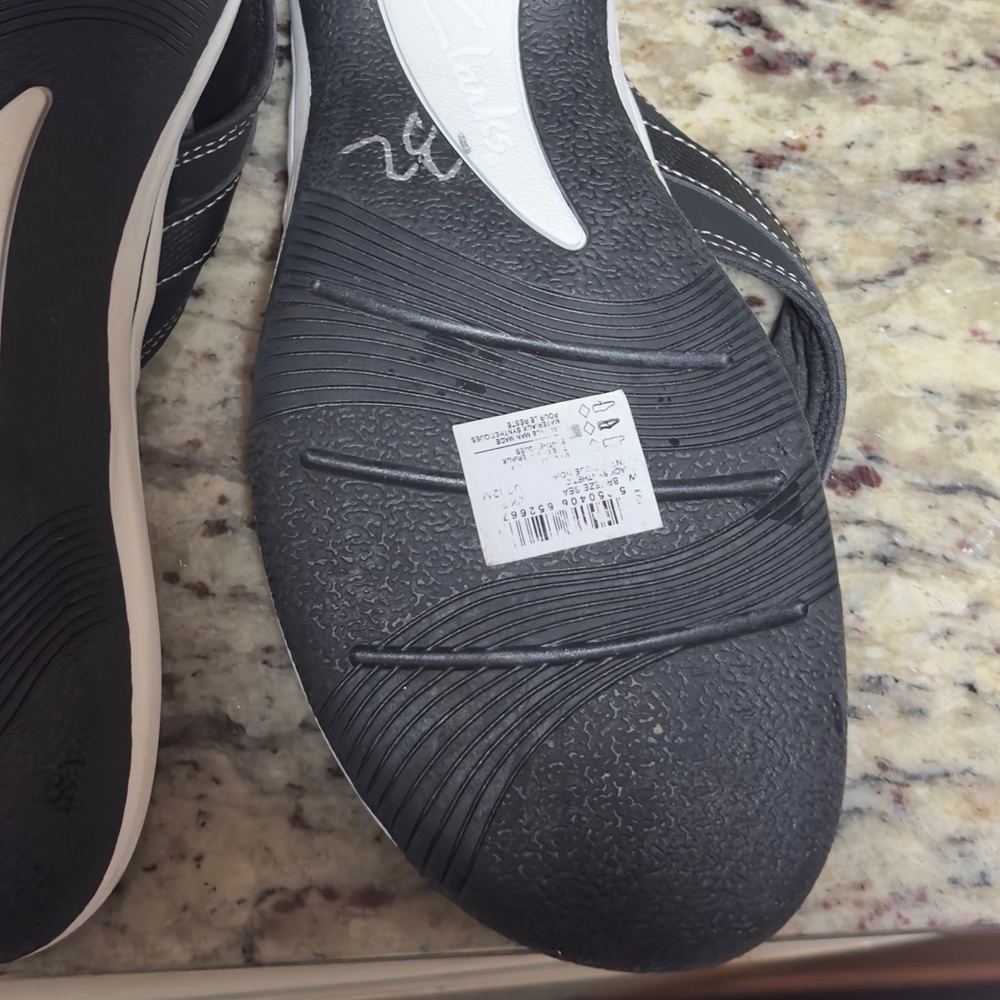 Clarks Black and White Women’s Flip-Flops
Breeze Sea flip-flop Sz 12 New no box - Picture 4 of 5